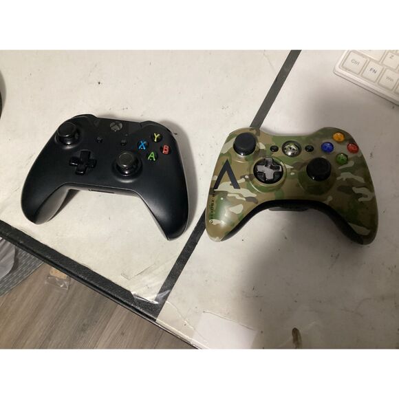 Lot 2 OEM Green Microsoft Xbox 360 Controller 1403 - WORKS & black controller - Picture 1 of 2
